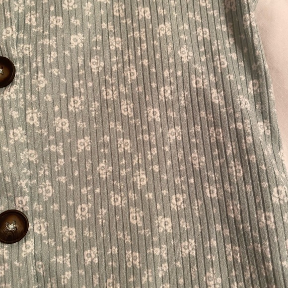 Heart and Arrow light green top with black/brown buttons. Size 14 - Picture 7 of 7